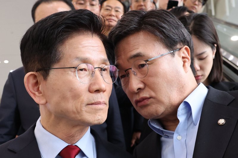 [경주=뉴시스] 권창회 기자 = 김문수 국민의힘 대선 후보가 6일 경북 경주시 HICO 미디어센터에서 김대식 의원과 대화하고 있다. 2025.05.06. kch0523@newsis.com