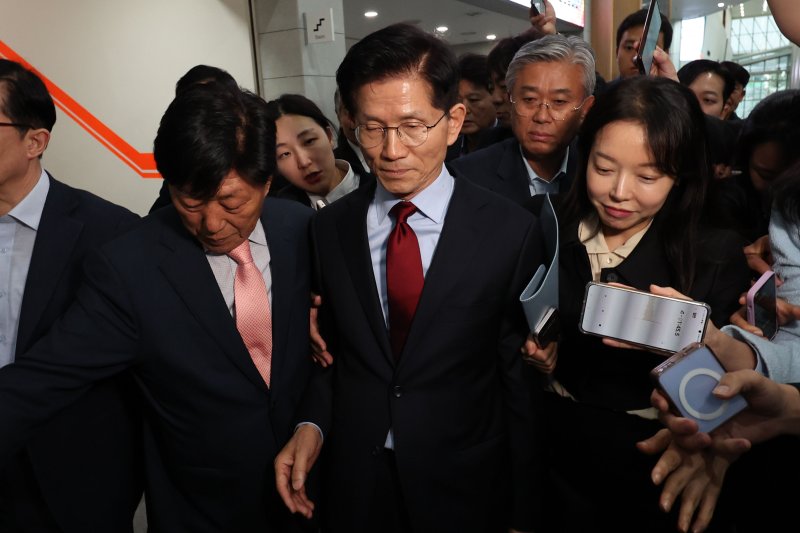 [경주=뉴시스] 권창회 기자 = 김문수 국민의힘 대선 후보가 6일 경북 경주시 HICO 미디어센터에서 단일화 관련 반발하며 후보 일정 중단을 선언한 뒤 이동하고 있다. 2025.05.06. kch0523@newsis.com