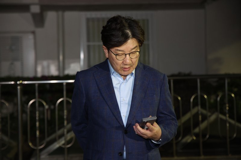 [서울=뉴시스] 김금보 기자 = 권성동 국민의힘 원내대표가 6일 오후 서울 관악구 김문수 대선후보의 자택 앞에서 '한덕수 후보와의 단일화' 관련 논의를 위해 김 후보를 기다리고 있다. 2025.05.06. kgb@newsis.com