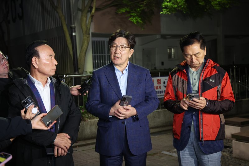 [서울=뉴시스] 김금보 기자 = 권성동(가운데) 국민의힘 원내대표를 비롯한 중진의원들이 6일 오후 서울 관악구 김문수 대선후보의 자택 앞에서 '한덕수 후보와의 단일화' 관련 논의를 위해 김 후보를 기다리며 취재진의 질문에 답변하고 있다. 2025.05.06. kgb@newsis.com