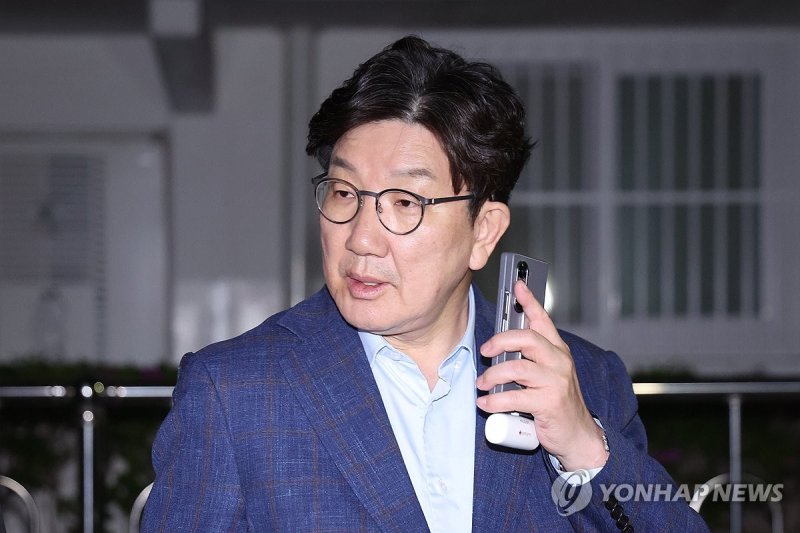 한밤 중에 김문수 후보 자택 찾은 권성동 원내대표 (출처=연합뉴스)