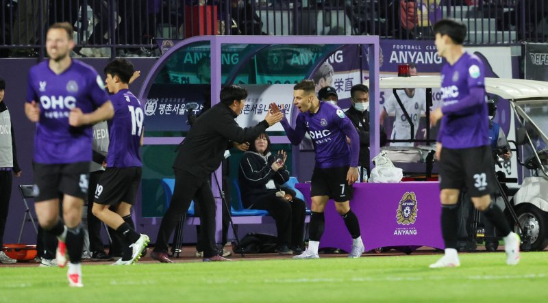 6일 경기 안양시 안양종합운동장에서 열린 프로축구 하나은행 K리그1 2025 12라운드 FC안양과 FC서울과의 경기에서 선제골을 넣은 안양 마테우스가 동료들과 기뻐하고 있다. 2025.5.6/뉴스1 ⓒ News1 황기선 기자