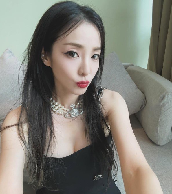 한껏 꾸민 산다라박 입술 '쭉'…물오른 섹시 미모 자랑