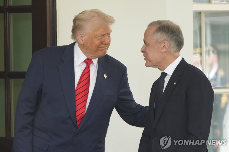 카니 캐나다 총리를 환영하는 트럼프 미국 대통령 (출처=연합뉴스)