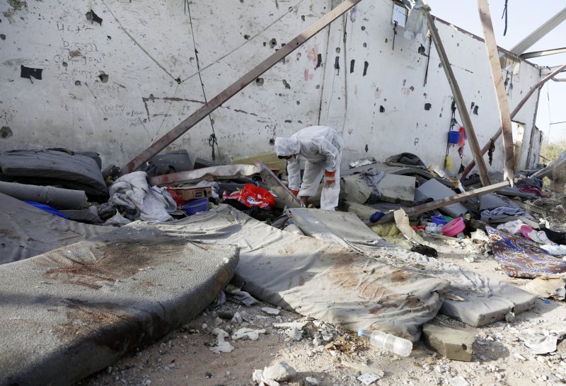 [사나=신화/뉴시스]지난달 28일(현지 시간) 예멘 사다주에서 조사관들이 미군의 공습으로 파괴된 이주민 센터 잔해를 조사하고 있다. 예멘 후티 반군은 미국이 아프리카 국가 출신 이주민들을 위한 쉼터를 공습해 최소 68명이 숨지고 47명이 부상했다고 밝혔다. 2025.04.29.