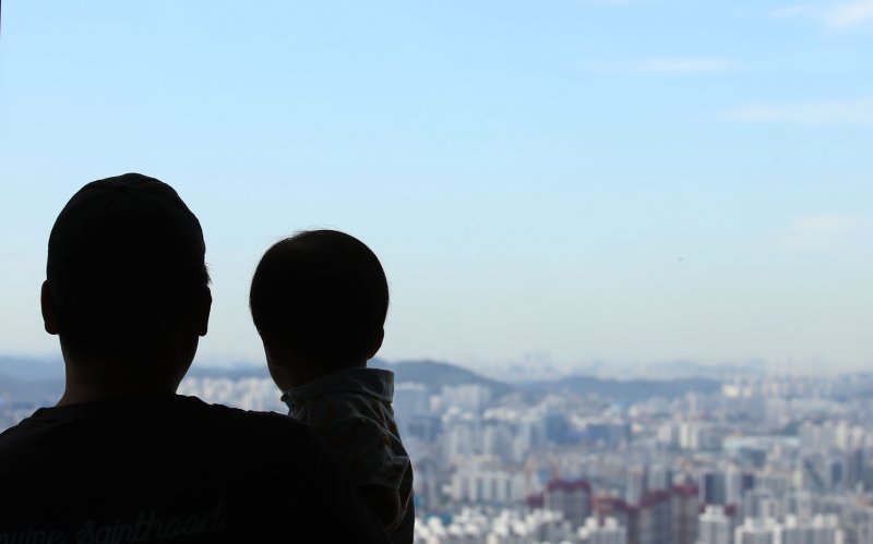 【서울=뉴시스】 박미소 기자 = 전국이 맑은 날씨를 보이는 17일 오전 서울 여의도 63빌딩에서 한 아이와 아빠가 하늘을 바라보고 있다. 2019.09.17. misocamera@newsis.com