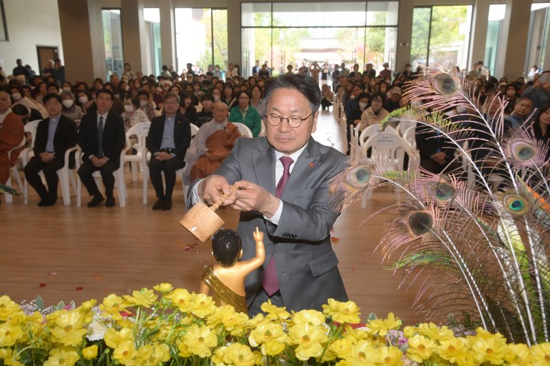 강기정 광주시장이 불기 2569년 ‘부처님 오신 날’이던 지난 5일 서구 무각사에서 열린 봉축법요식에 참석해 아기 부처의 몸을 물로 씻는 관불의식을 하고 있다.(광주시 제공. 재판매 및 DB 금지) ⓒ News1 박준배 기자