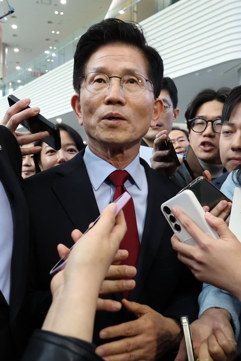 [경주=뉴시스] 권창회 기자 = 김문수 국민의힘 대선 후보가 6일 경북 경주시 HICO 미디어센터에서 단일화 관련 반발하며 후보 일정 중단을 선언한 뒤 이동하고 있다. 2025.05.06. kch0523@newsis.com