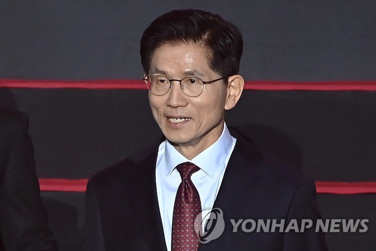기념촬영하는 국민의힘 김문수 대선 경선 후보 (출처=연합뉴스)