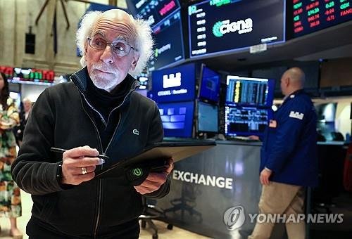 뉴욕증권거래소의 트레이더 (출처=연합뉴스)