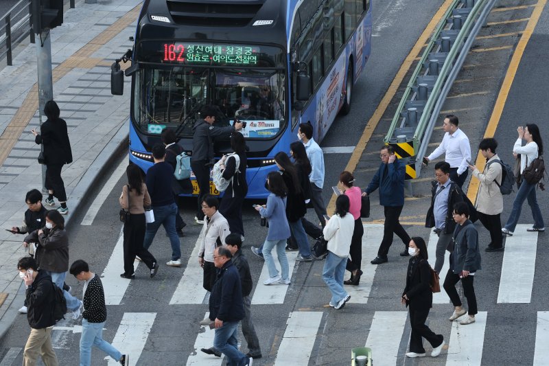 서울시 버스노조가 준법투쟁에 돌입한 30일 오전 서울역 버스환승센터에서 시민들이 버스를 이용해 출근하고 있다. 버스노조는 서울시와의 협상이 결렬되면서 이날 첫차부터 규정 준수, 안전 운행 등을 명목으로 사실상 버스를 지연 운행하는 '준법투쟁'에 돌입한다. 2025.4.30/뉴스1 ⓒ News1 신웅수 기자
