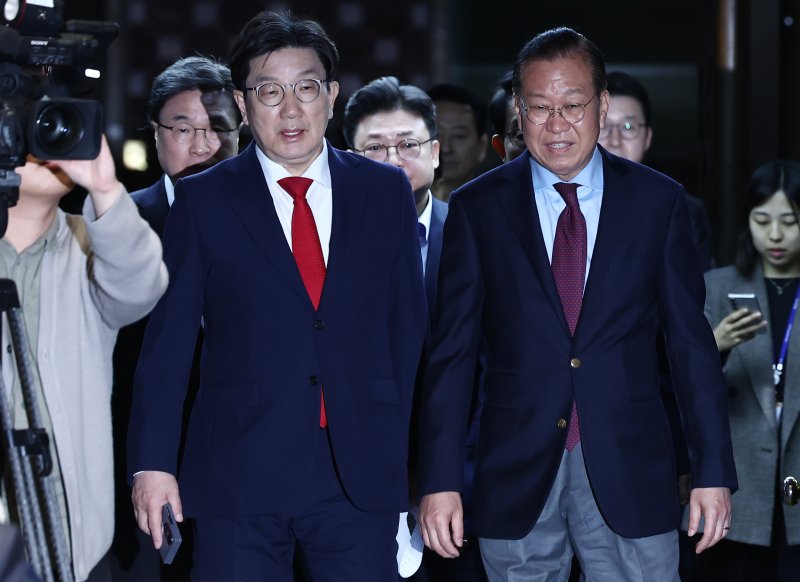 국민의힘 권영세 비상대책위원장과 권성동 원내대표가 5일 국회에서 열린 의원총회에 입장하고 있다. 2025.5.5/뉴스1 ⓒ News1 김민지 기자