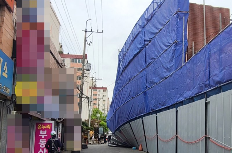 [광주=뉴시스] 김혜인 기자 = 지난 2022년 14일 오전 광주 남구 봉선동 한 재건축 공사장에서 해체 작업 중 건축 자재가 일부 떨어져 안전 울타리가 기운 상태의 모습. 2022.04.14.(사진=독자제공) photo@newsis.com