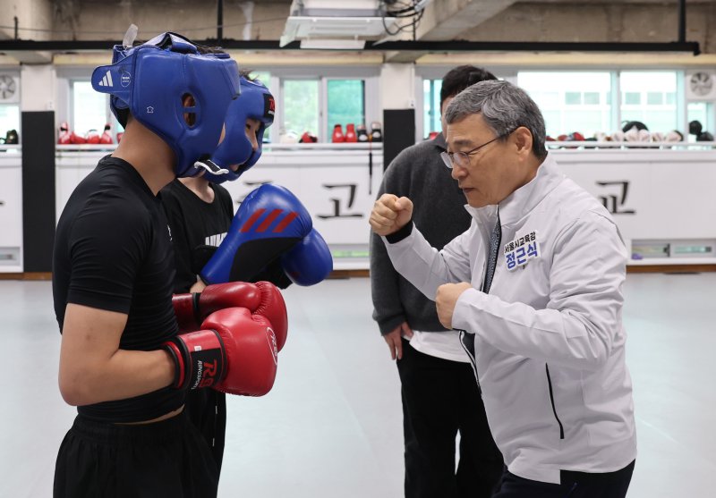 [서울=뉴시스] 홍효식 기자 = 정근식 서울시교육감이 지난달 22일 오후 서울 송파구 서울체육중·고등학교를 방문해 제54회 전국소년체육대회에 출전하는 서울 학생선수들을 격려하는 모습. (사진=서울시교육청 제공) 2025.04.22. photo@newsis.com *재판매 및 DB 금지