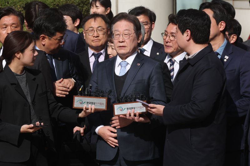공직선거법 위반 항소심에서 무죄를 선고받은 이재명 더불어민주당 대표가 26일 오후 서울 서초구 서울고등법원에서 열린 공직선거법 위반 혐의 2심 선고 공판을 마친 뒤 입장을 밝히고 있다. 2025.3.26/뉴스1 ⓒ News1 사진공동취재단