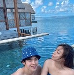 ′신혼′ 에일리, 오프숄더 모노키니 자태…♥최시훈과 커플룩