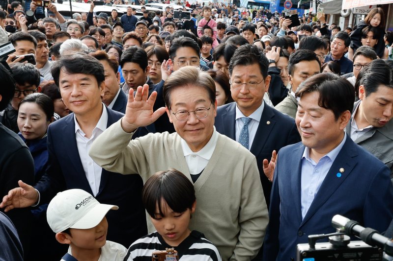 이재명 더불어민주당 대통령 후보가 골목골목 경청투어 이틀차인 6일 오후 충남 금산군 금산로를 찾아 인사하고 있다. 2025.5.6/뉴스1 ⓒ News1 안은나 기자