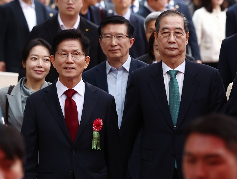 김문수 국민의힘 대통령 후보(왼쪽)와 한덕수 무소속 대통령 선거 예비후보가 5일 오전 서울 종로구 조계사에서 열린 불기 2569년 부처님오신날 봉축법요식에 참석하고 있다. 2025.5.5/뉴스1 ⓒ News1 김민지 기자