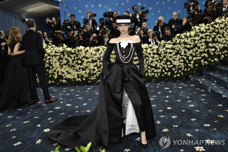 5일 뉴욕 메트 갈라에 등장한 제니 (출처=연합뉴스)