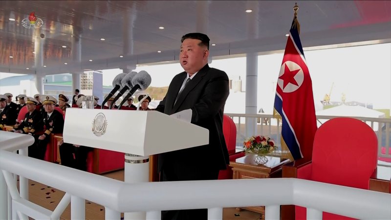 [서울=뉴시스] 북한의 5,000t급 신형다목적구축함 '최현호' 진수식이 지난 4월 25일 북한 김정은 국무위원장과 딸 주애가 참석한 가운데 남포조선소에서 진행됐다고 조선중앙TV가 이튿날 보도했다. (사진=조선중앙TV 캡쳐) 2025.05.07. photo@newsis.com