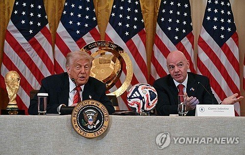 도널드 트럼프 미국 대통령(왼쪽)과 잔니 인판티노 FIFA 회장 (출처=연합뉴스)