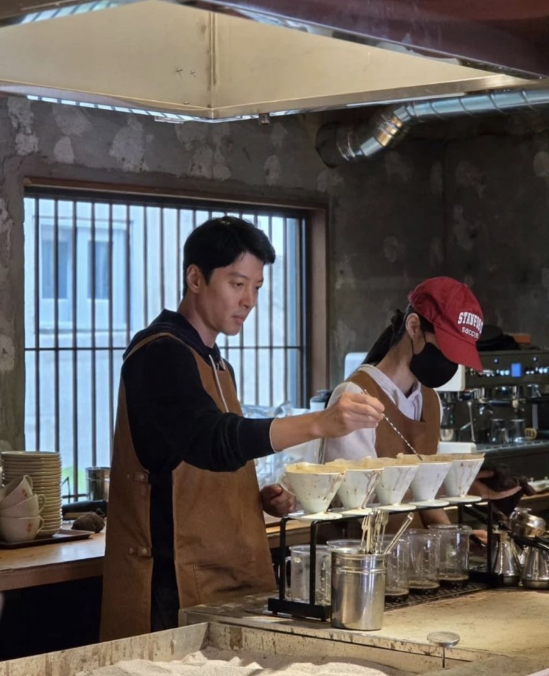이동건, 황금 연휴에 카페 출근…텃세에도 타격 NO