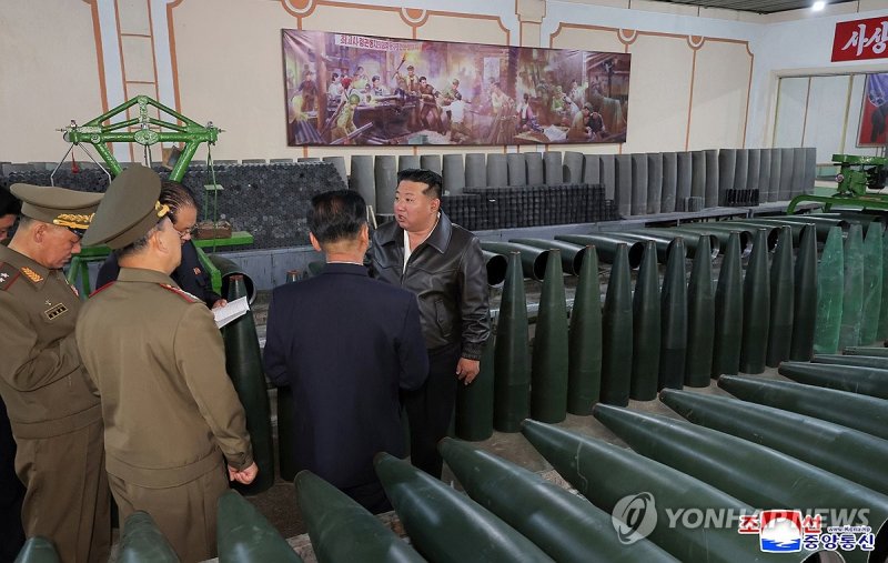 김정은 "더 많은 포탄 생산해 무력전력 확대"…군수공장 방문 (출처=연합뉴스)