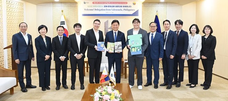 조용익 부천시장(왼쪽 여섯 번째)과 발렌수엘라시 방문단이 기념 촬영을 하고 있다. 부천시 제공