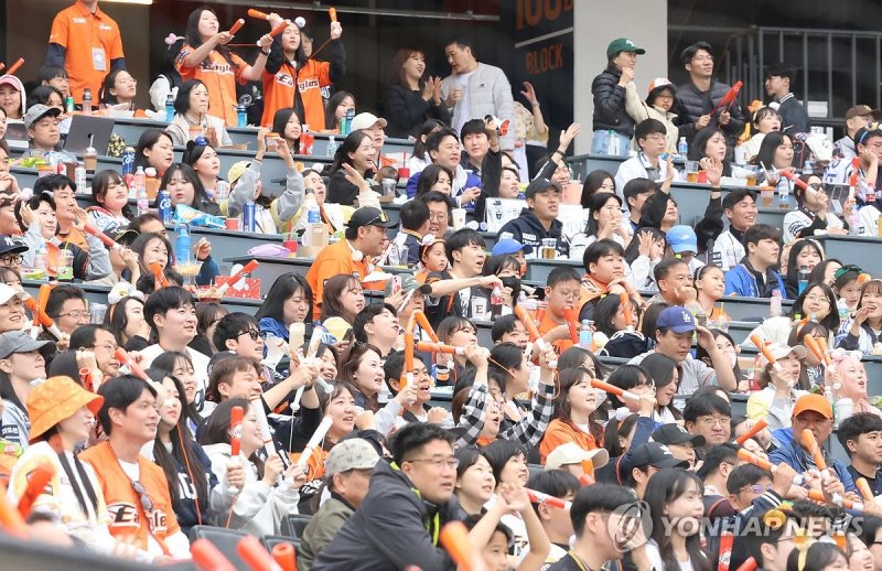 기뻐하는 한화 팬들 (출처=연합뉴스)