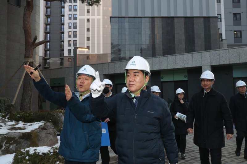 지난 3월 신림3구역 아파트 단지 내 시설을 점검하는 박준희 관악구청장 (출처=연합뉴스)