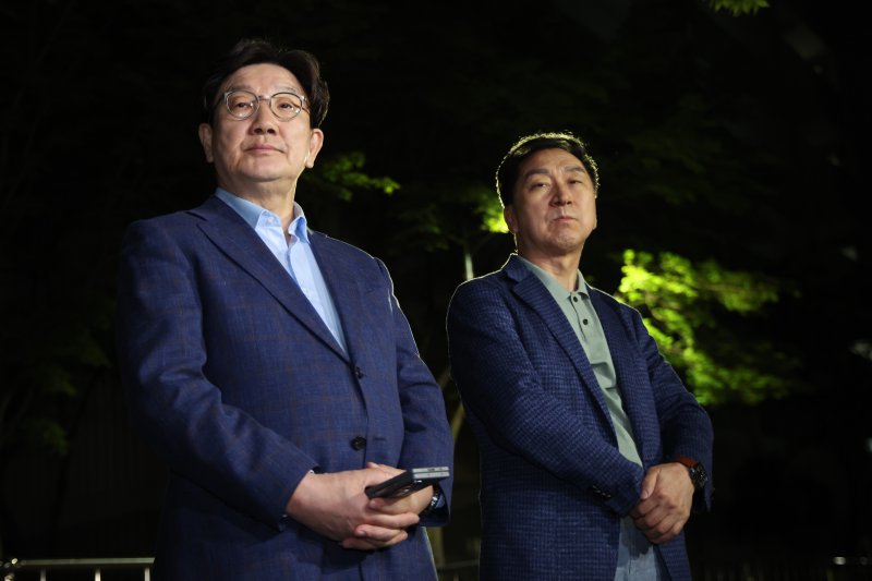 [서울=뉴시스] 김금보 기자 = 권성동 국민의힘 원내대표와 김기현 의원이 6일 오후 서울 관악구 김문수 대선후보의 자택 앞에서 '한덕수 후보와의 단일화' 관련 논의를 위해 김 후보를 기다리고 있다. 2025.05.06. kgb@newsis.com