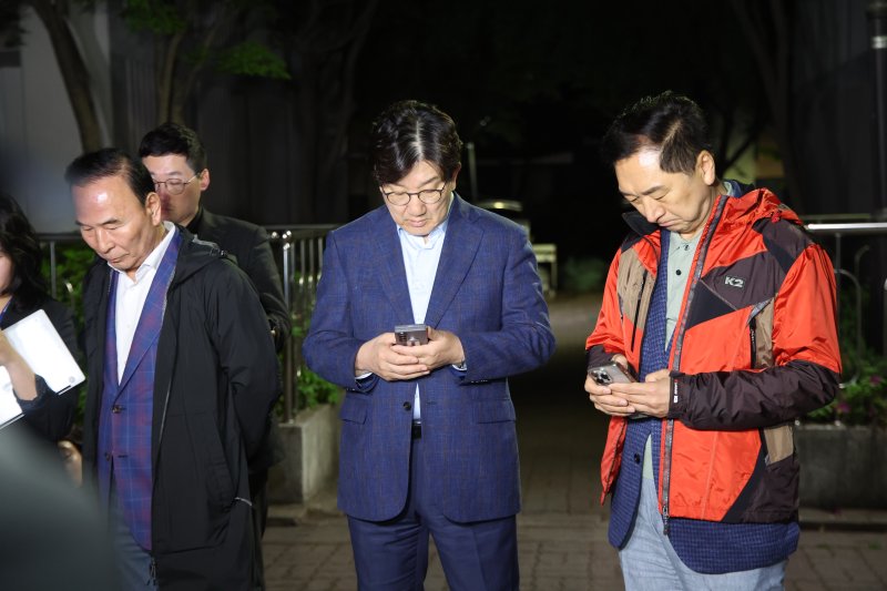 [서울=뉴시스] 김금보 기자 = 권성동 국민의힘 원내대표와 중진의원들이 6일 오후 서울 관악구 김문수 대선후보의 자택 앞에서 '한덕수 후보와의 단일화' 관련 논의를 위해 김 후보를 기다리고 있다. 왼쪽부터 박덕흠, 권 원내대표, 김기현 의원. 2025.05.06. kgb@newsis.com