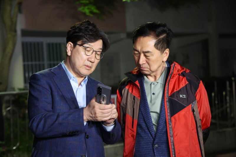 [서울=뉴시스] 김금보 기자 = 권성동 국민의힘 원내대표와 김기현 의원이 6일 오후 서울 관악구 김문수 대선후보의 자택 앞에서 '한덕수 후보와의 단일화' 관련 논의를 위해 김 후보를 기다리며 대화를 하고 있다. 2025.05.06. kgb@newsis.com