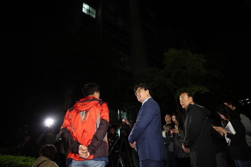 [서울=뉴시스] 김금보 기자 = 권성동(가운데) 국민의힘 원내대표를 비롯한 중진의원들이 6일 오후 서울 관악구 김문수 대선후보의 자택 앞에서 '한덕수 후보와의 단일화' 관련 논의를 위해 김 후보를 기다리다리고 있다. 2025.05.06. kgb@newsis.com