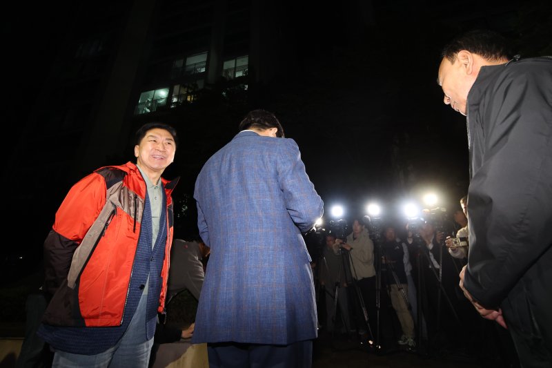 [서울=뉴시스] 김금보 기자 = 김기현(왼쪽) 국민의힘 의원이 6일 오후 서울 관악구 김문수 대선후보의 자택 앞에서 '한덕수 후보와의 단일화' 관련 논의를 위해 김 후보를 기다리며 웃음을 보이고 있다. 2025.05.06. kgb@newsis.com