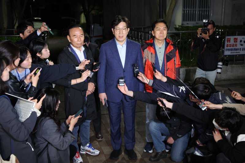 [서울=뉴시스] 김금보 기자 = 권성동(가운데) 국민의힘 원내대표를 비롯한 중진의원들이 6일 오후 서울 관악구 김문수 대선후보의 자택 앞에서 '한덕수 후보와의 단일화' 관련 논의를 위해 김 후보를 기다리다가 돌아가기에 앞서 입장을 말하고 있다. 2025.05.06. kgb@newsis.com