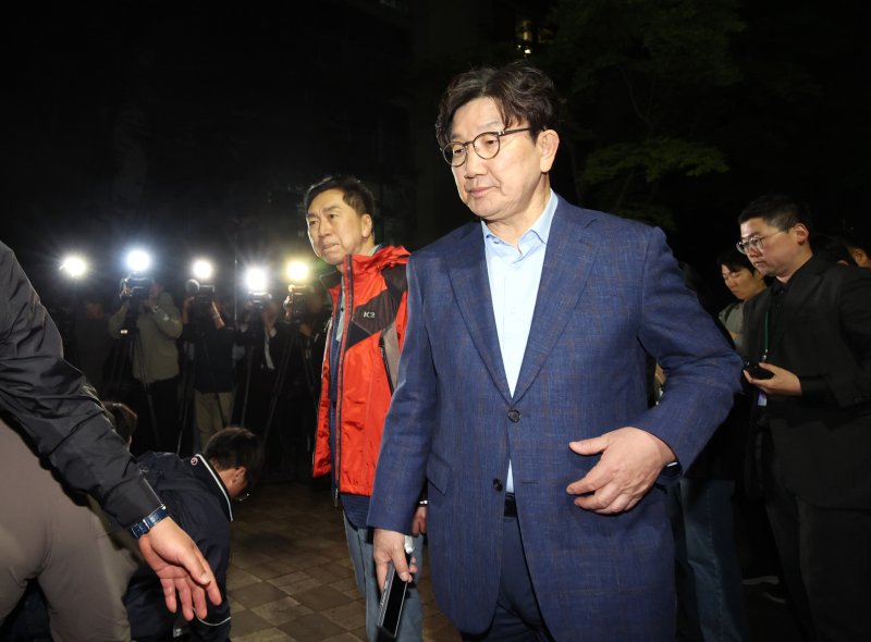 [서울=뉴시스] 김금보 기자 = 권성동 국민의힘 원내대표를 비롯한 중진의원들이 6일 오후 서울 관악구 김문수 대선후보의 자택 앞에서 '한덕수 후보와의 단일화' 관련 논의를 위해 김 후보를 기다리다가 되돌아가고 있다. 2025.05.06. kgb@newsis.com