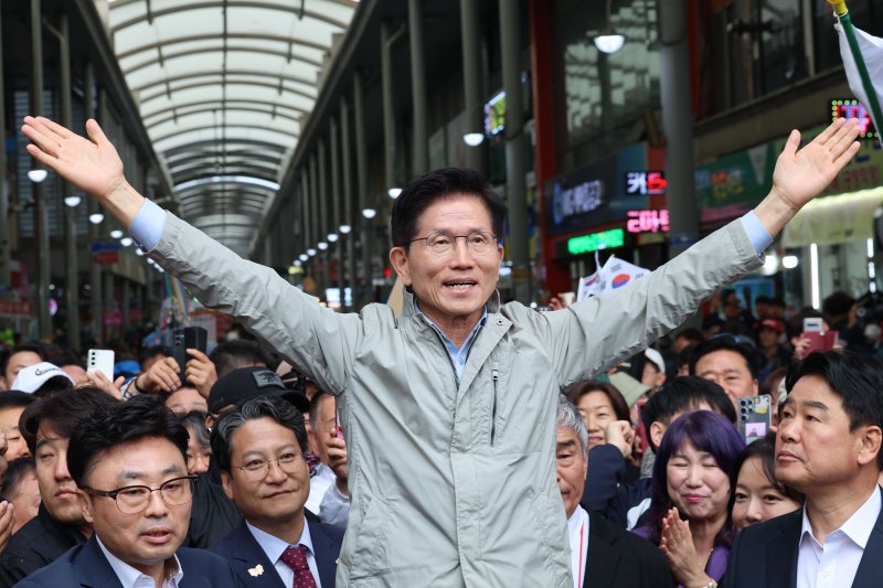 [포항=뉴시스] 권창회 기자 = 김문수 국민의힘 대선 후보가 6일 경북 포항시 죽도시장을 방문해 시민들에게 인사하고 있다. 2025.05.06. kch0523@newsis.com