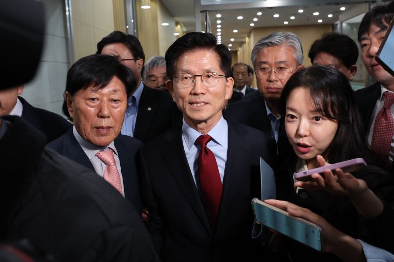 [경주=뉴시스] 권창회 기자 = 김문수 국민의힘 대선 후보가 6일 경북 경주시 HICO 미디어센터에서 김대식 의원과 대화를 나눈 뒤 서울로 가기 위해 이동하고 있다. 2025.05.06. kch0523@newsis.com