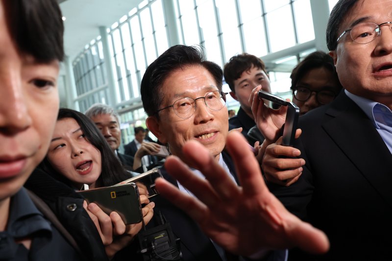 [경주=뉴시스] 권창회 기자 = 김문수 국민의힘 대선 후보가 6일 경북 경주시 HICO 미디어센터에서 단일화 관련 반발하며 후보 일정 중단을 선언한 뒤 이동하고 있다. 2025.05.06. kch0523@newsis.com