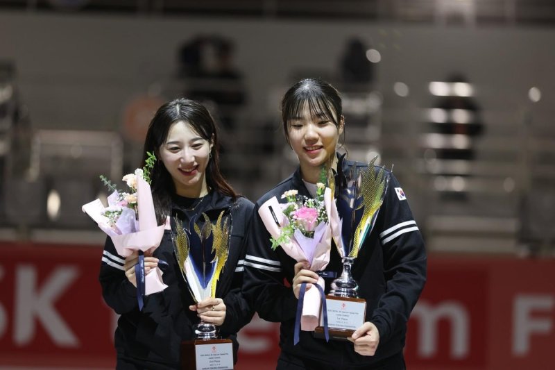 4일 SKT 사브르 그랑프리에서 여자부 우승한 전하영(오른쪽)과 준우승한 김정미 (출처=연합뉴스)