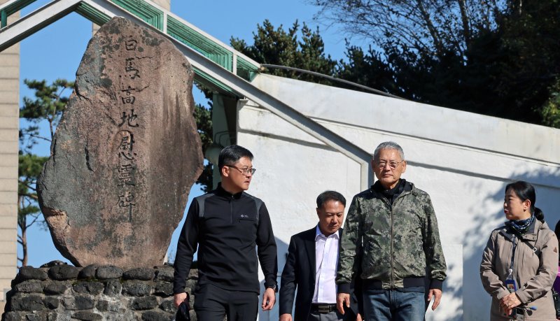 유인촌 문화체육관광부 장관이 지난해 10월 강원도 철원군 등 접경지역 관광 명소를 둘러보고 있다. 사진=뉴스1
