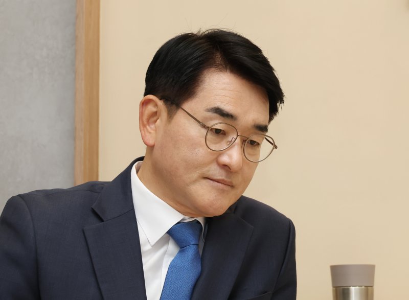 [서울=뉴시스] 고승민 기자 = 박용진 전 의원이 21일 서울 여의도의 한 식당에서 이재명 더불어민주당 대표를 기다리고 있다. 2025.02.21. kkssmm99@newsis.com