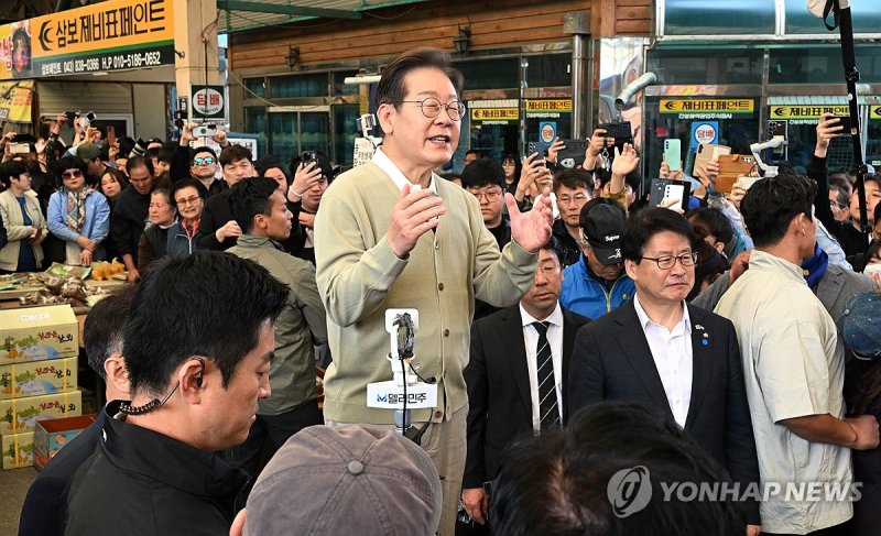 증평 장터에서 연설하는 이재명 후보 (출처=연합뉴스)