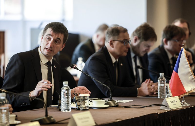 [서울=뉴시스] 정병혁 기자 = 루카쉬 블첵 체코 산업통상부 장관이 17일 서울 중구 플라자호텔에서 열린 한-체코 장관급 공급망에너지대회에서 모두발언을 하고 있다. 2025.02.17. jhope@newsis.com