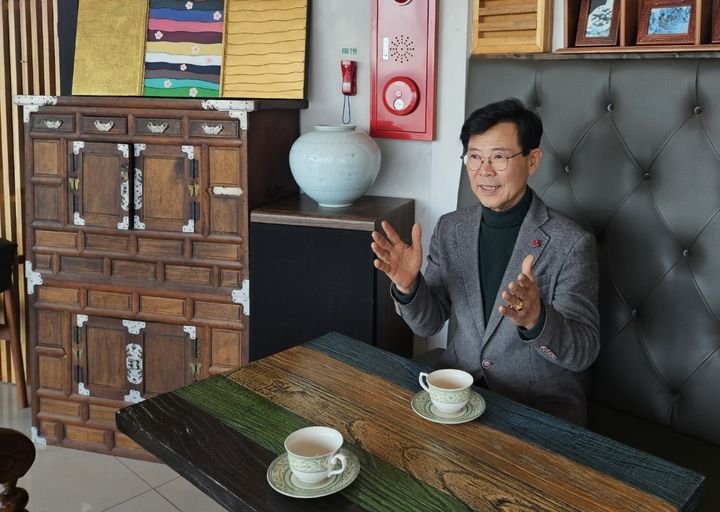 강릉=뉴시스] 지난 2월 뉴시스와 인터뷰를 진행하고 있는 김한근 전 강릉시장. photo@newsis.com *재판매 및 DB 금지