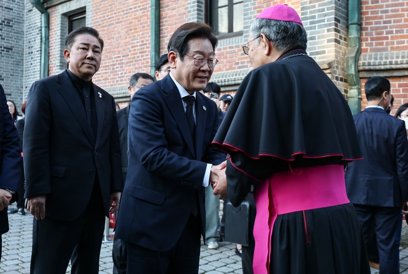이재명 더불어민주당 대선 경선 후보가 23일 서울 명동대성당 지하성당에 마련된 프란치스코 교황 분향소에 조문하기 앞서 구요비 천주교 서울대교 총대리와 만나 대화를 나누고 있다. 2025.4.23/뉴스1 ⓒ News1 김도우 기자