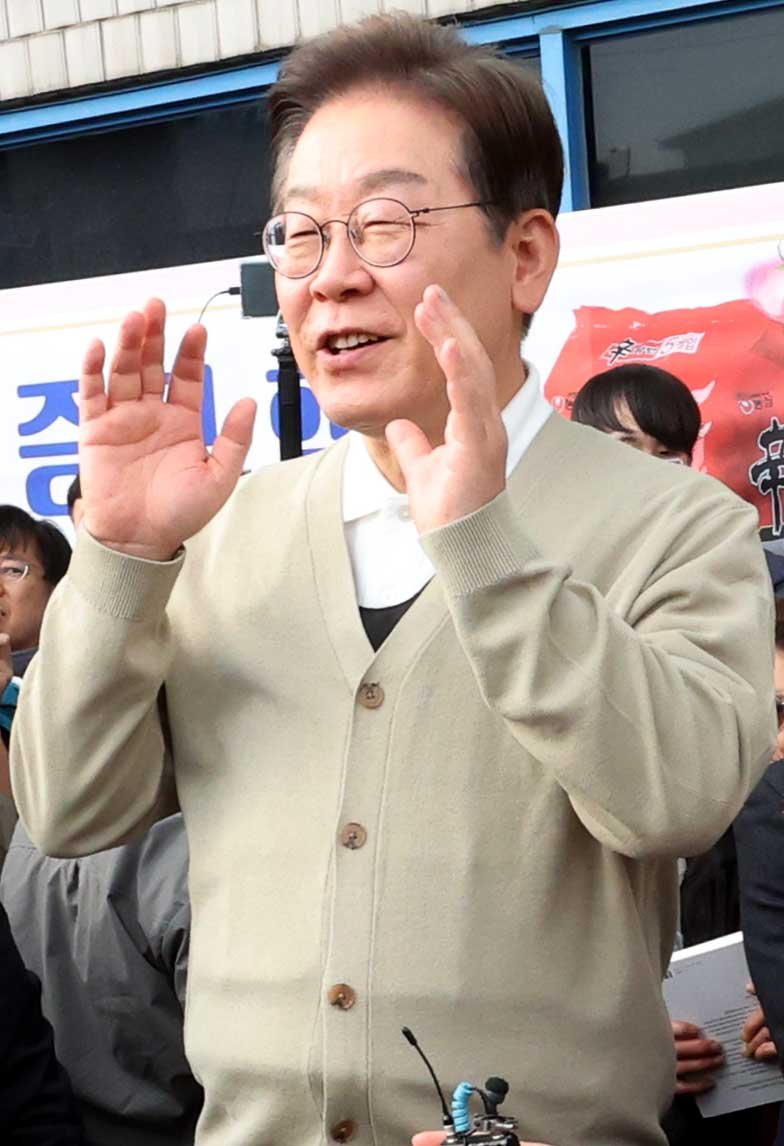 [금산=뉴시스] 조성봉 기자 = 민심을 청취하는 '경청 투어'에 나선 이재명 더불어민주당 대선후보가 6일 충남 금산군 시외고속터미널 인근에서 즉흥 연설을 하고 있다.2025.05.06. suncho21@newsis.com