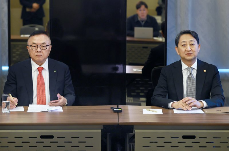 [세종=뉴시스]안덕근 사업통상자원부 장관은 이날 예정되었던 본계약 체결 참석을 위해 체코를 방문한 자리에서 기자간담회를 개최했다.(사진=산업부 제공)