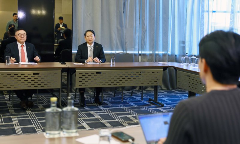 [세종=뉴시스]안덕근 사업통상자원부 장관은 이날 예정되었던 본계약 체결 참석을 위해 코를 방문한 자리에서 기자간담회를 개최했다.(사진=산업부 제공)